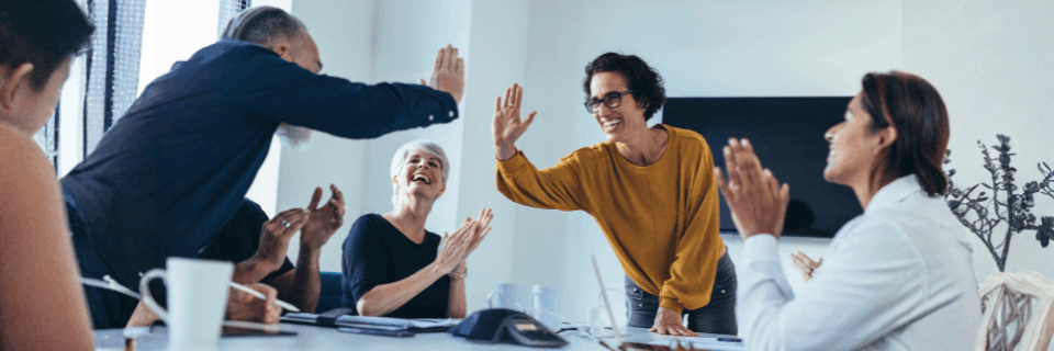 Business leaders shaking hands across a table, symbolising trusted, independent guidance and aligned decision-making.
